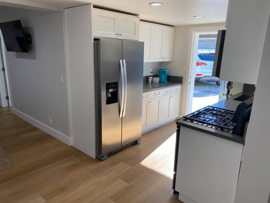 Apartment Steps To The Beach, Main Street And Pacific - 2br Huntington Beach